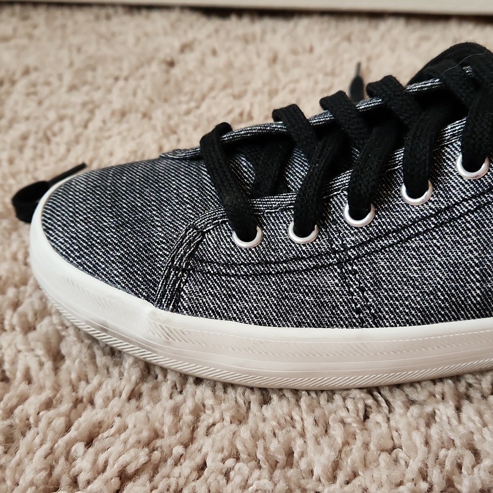 Shoes - Picture 2 of 7